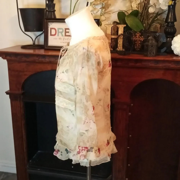 *New Blouse flowers size medium ( box N ) (box AC CT)(CY) - Picture 2 of 3